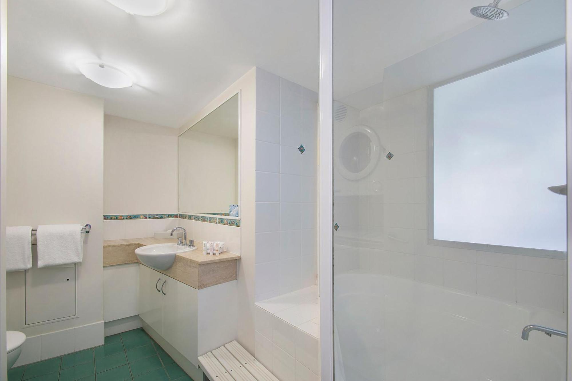 Breakfree Grand Pacific Aparthotel Калундра Екстериор снимка